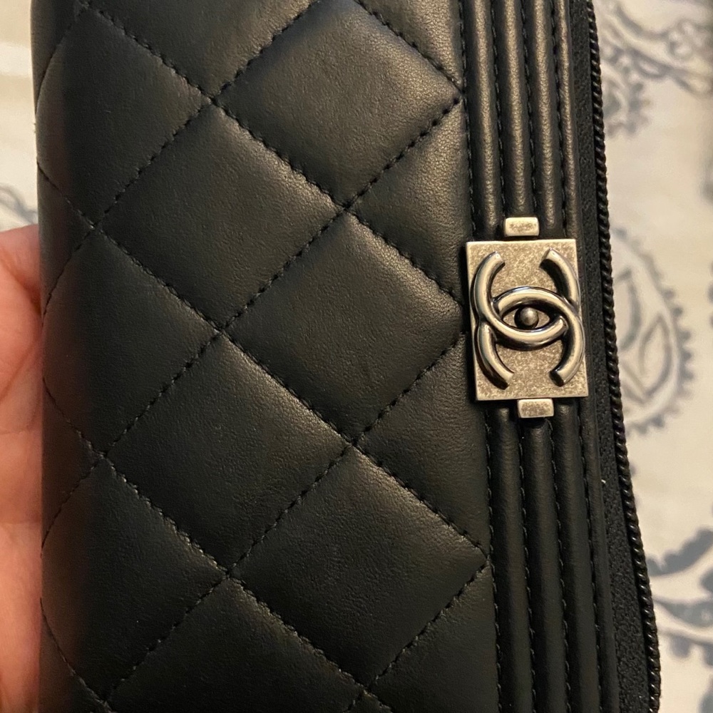 CHANEL Black Quilted Leather Zip Card Holder with Antique Silver CC Accent
